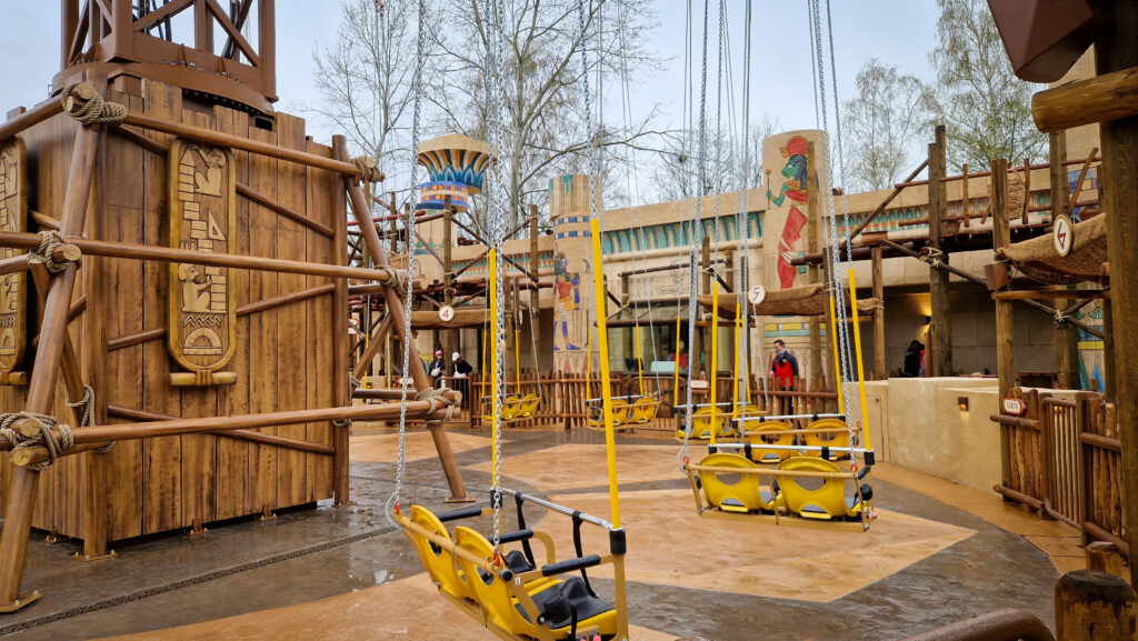 Vue de la station de la Tour de Numérobis, nouvelle attraction 2024 au Parc Astérix.